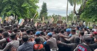 Demo Warga Timor Leste Paksa DPR Stop Gaji Pensiunan Pejabat