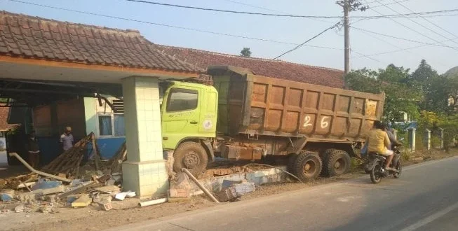 Truk Tronton Seruduk Gerbang Tol Cikamuning: Kronologi & Penanganan