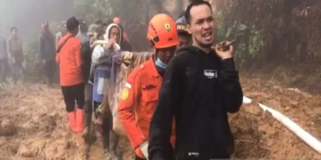 15 Korban Tewas Bus Tertimbun Longsor Akibat Hujan Deras