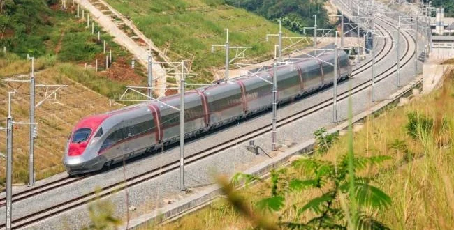 Analisis Pengalihan Utang Kereta Cepat Purbaya ke Danantara 2025
