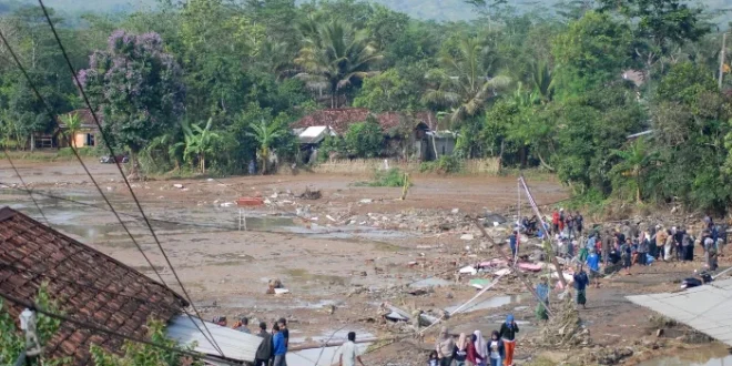 Banjir Bandang Cisolok Sukabumi: Kantor Desa Jebol & Jembatan Putus