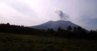 Gunung Ibu Maluku Utara Erupsi Abu 2 Km, Status Waspada Ditingkatkan