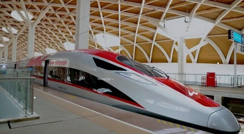 Kemlu Kelola Utang Kereta Cepat Whoosh, Jamin Proyek Sampai Surabaya