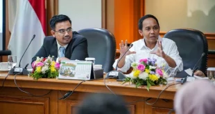 Raja Juli Sapa Wamenhut di Rapat Kabinet UGM Bersama Jokowi
