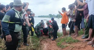 Tim SAR Temukan Mobil Mercy Ringsek di Reruntuhan Ponpes Al Khoziny
