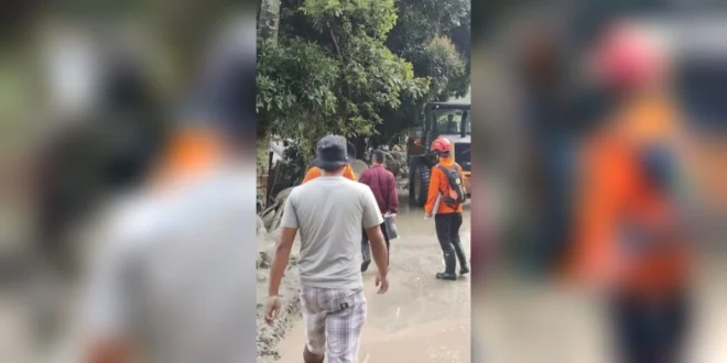 Banjir Bandang Tapteng: Suami Jalan Kaki Cari Istri dan Anak Hilang