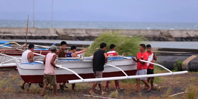Filipina Evakuasi 100 Ribu Warga Hadapi Super Topan Fung-wong