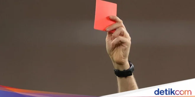 Gueye Kena Kartu Merah Usai Ditampar Rekan Setim, Ini Faktanya