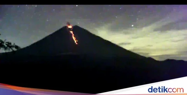 Gunung Semeru Muntahkan Lava Pijar 2,5 Km, Warga Diminta Waspada