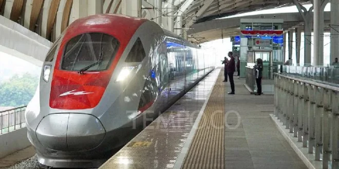 Pemerintah dan BUMN Atasi Utang Proyek Kereta Cepat Whoosh Rp Triliunan