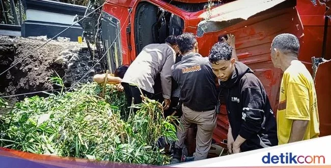 Polisi Sigap Selamatkan Bayi Terjepit Mobil Terguling 2025