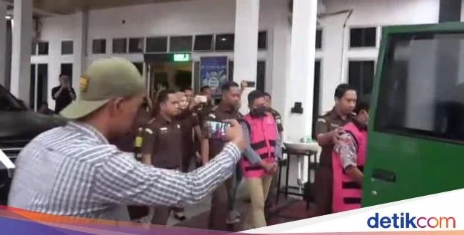 Polisi Tegaskan Tersangka Ledakan SMA 72 Tak Lepas Seragam & Bawa Senjata