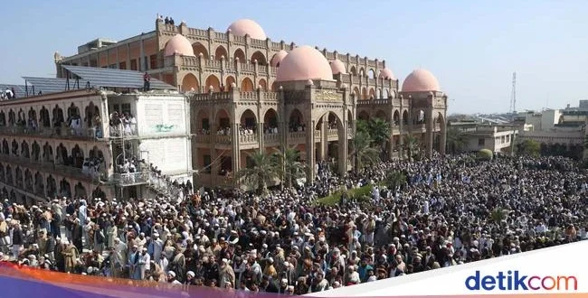 Serangan Bom Bunuh Diri di Markas Paramiliter Pakistan: Fakta Terbaru