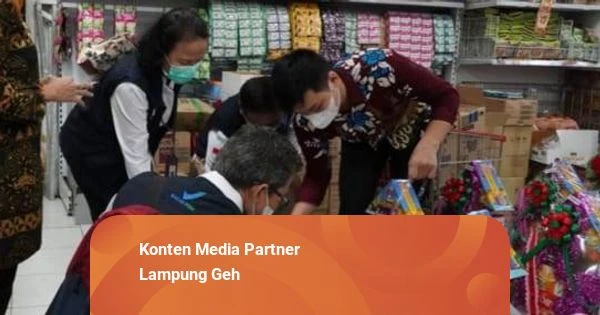 Pedagang Perketat Cek Kedaluwarsa Produk Jelang Natal 2025