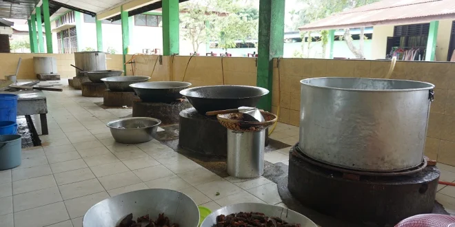 Presiden Cicipi Masakan Pengungsi di Dapur Umum Penampungan