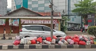 Sampah Menumpuk di Puskesmas Serpong 1 Ganggu Akses Warga