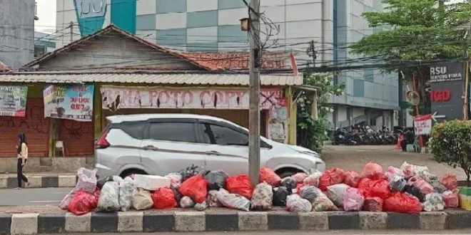 Sampah Menumpuk di Puskesmas Serpong 1 Ganggu Akses Warga