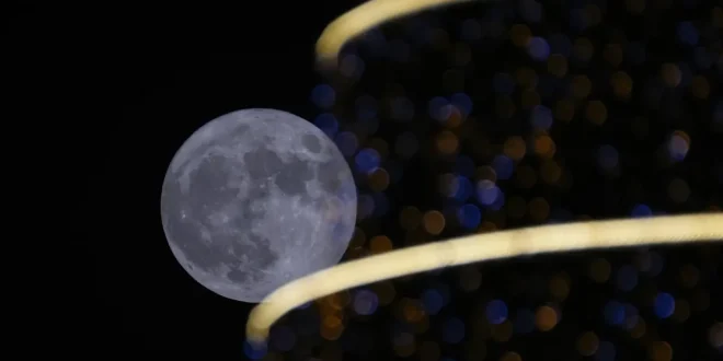 Supermoon Tutup Tahun 2025: Fenomena Langka Bulan Purnama Terbesar